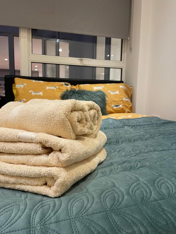 Chic 3 Bedroom Flat With Private Terrace In Holloway Near Finsbury Park Лондон Екстериор снимка