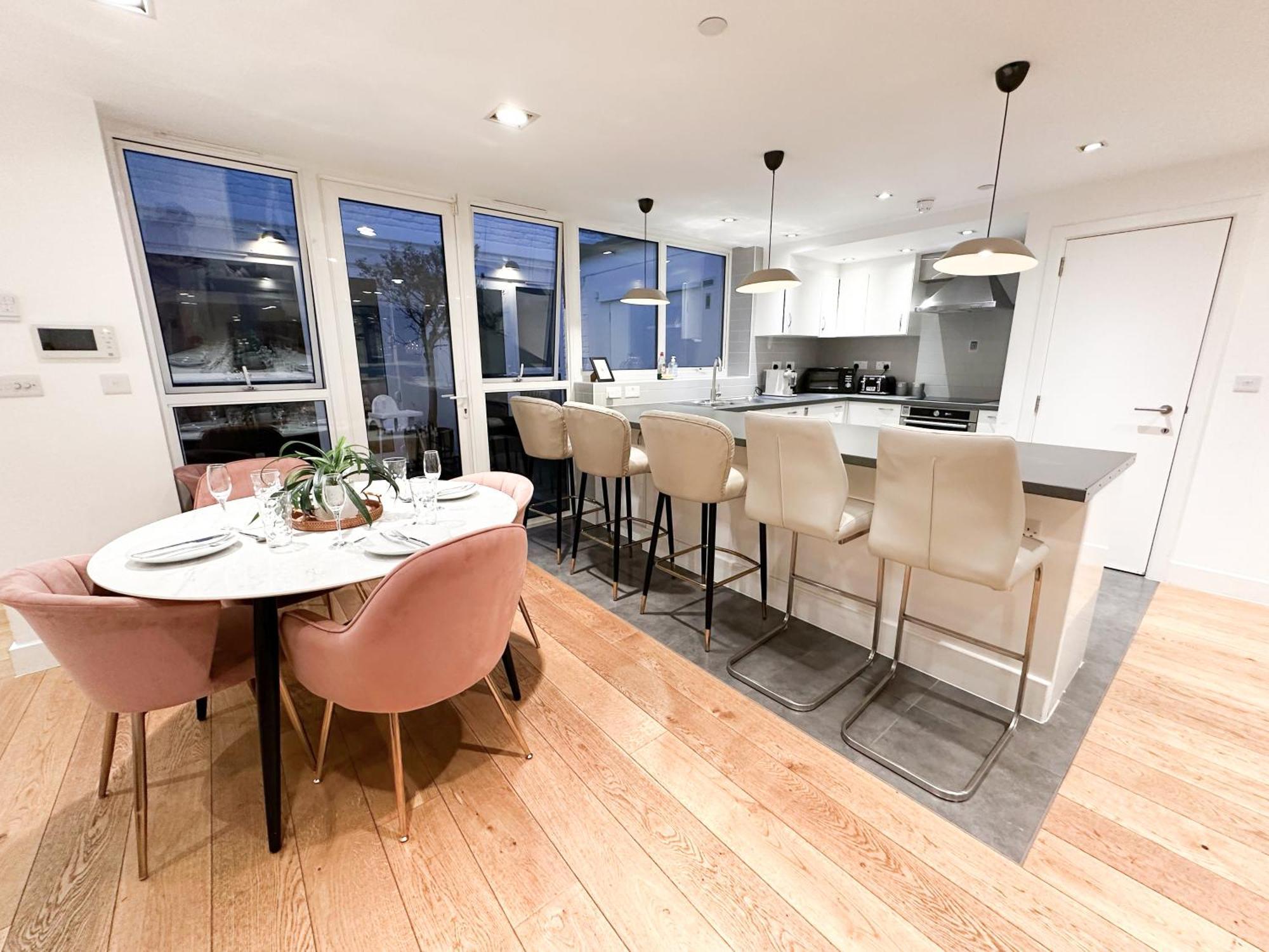 Chic 3 Bedroom Flat With Private Terrace In Holloway Near Finsbury Park Лондон Екстериор снимка
