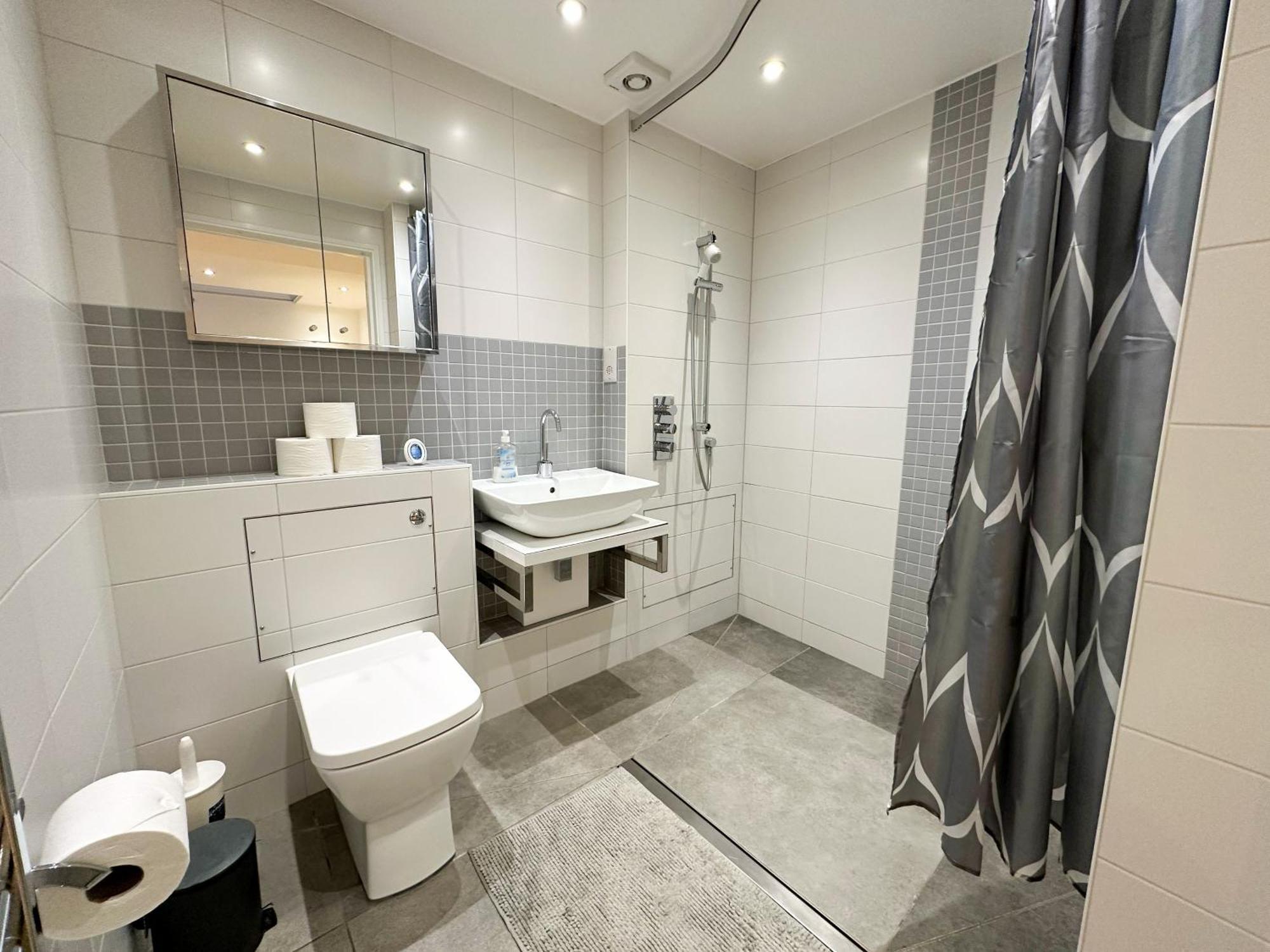 Chic 3 Bedroom Flat With Private Terrace In Holloway Near Finsbury Park Лондон Екстериор снимка