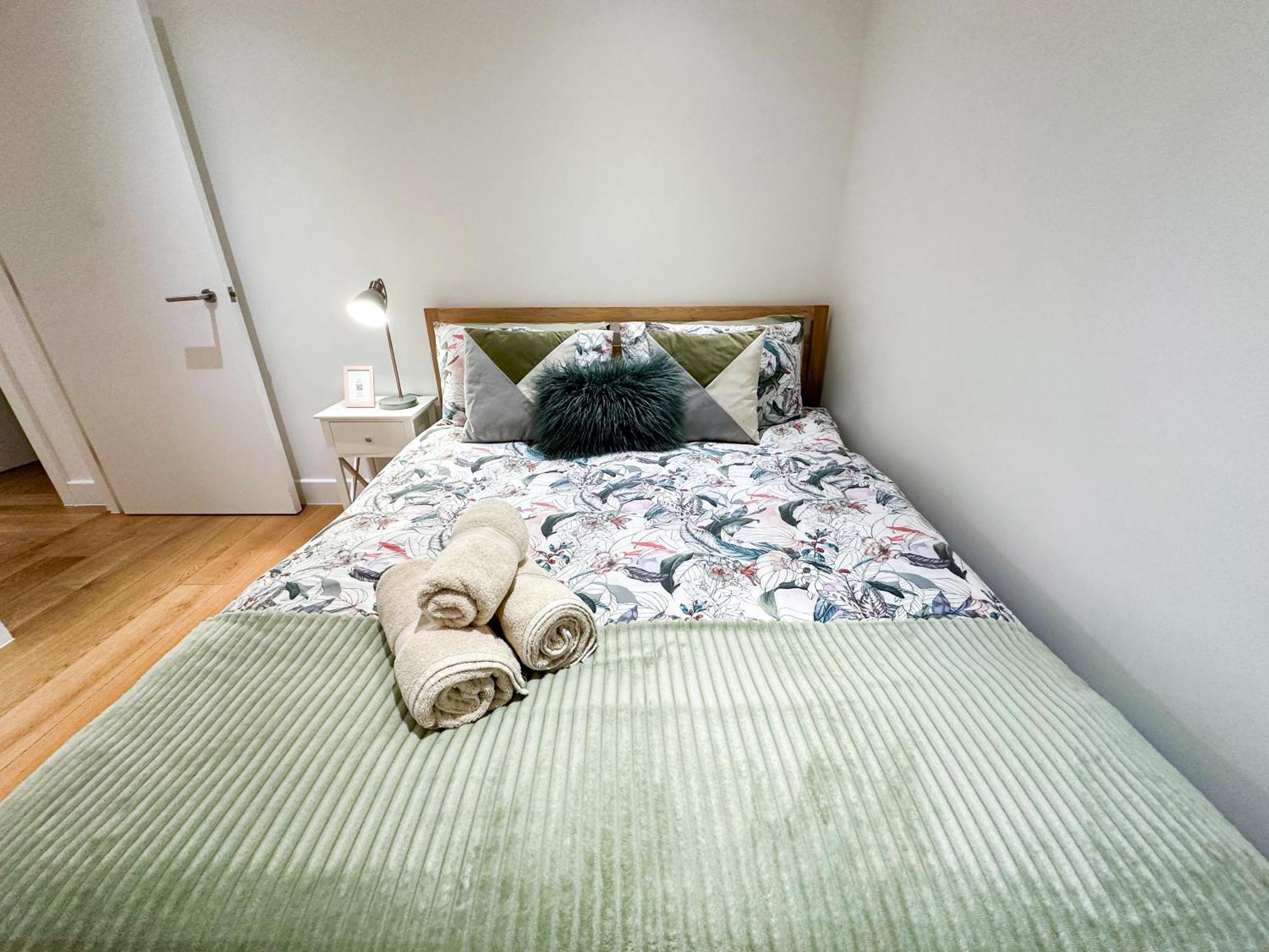 Chic 3 Bedroom Flat With Private Terrace In Holloway Near Finsbury Park Лондон Екстериор снимка