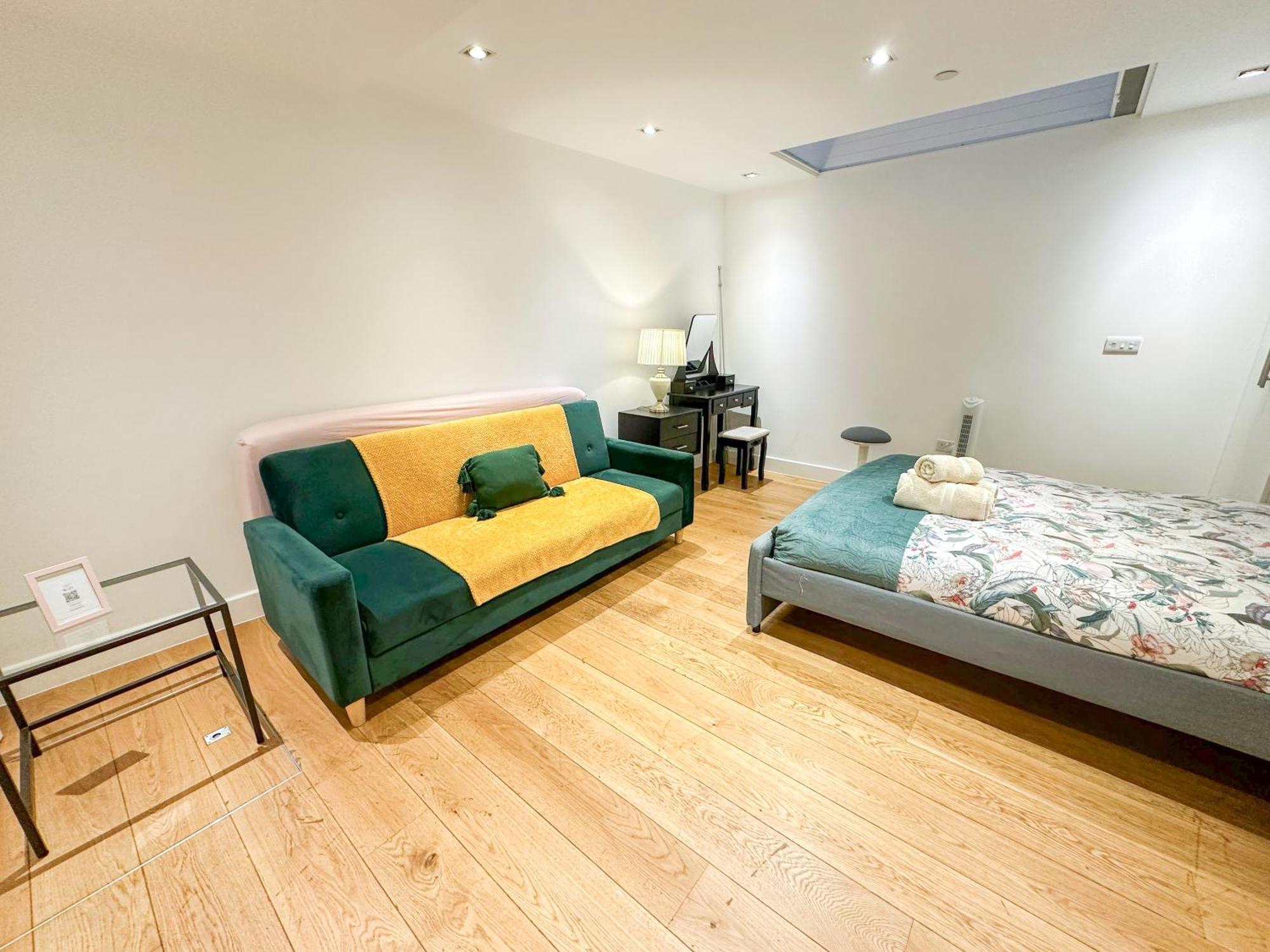 Chic 3 Bedroom Flat With Private Terrace In Holloway Near Finsbury Park Лондон Екстериор снимка