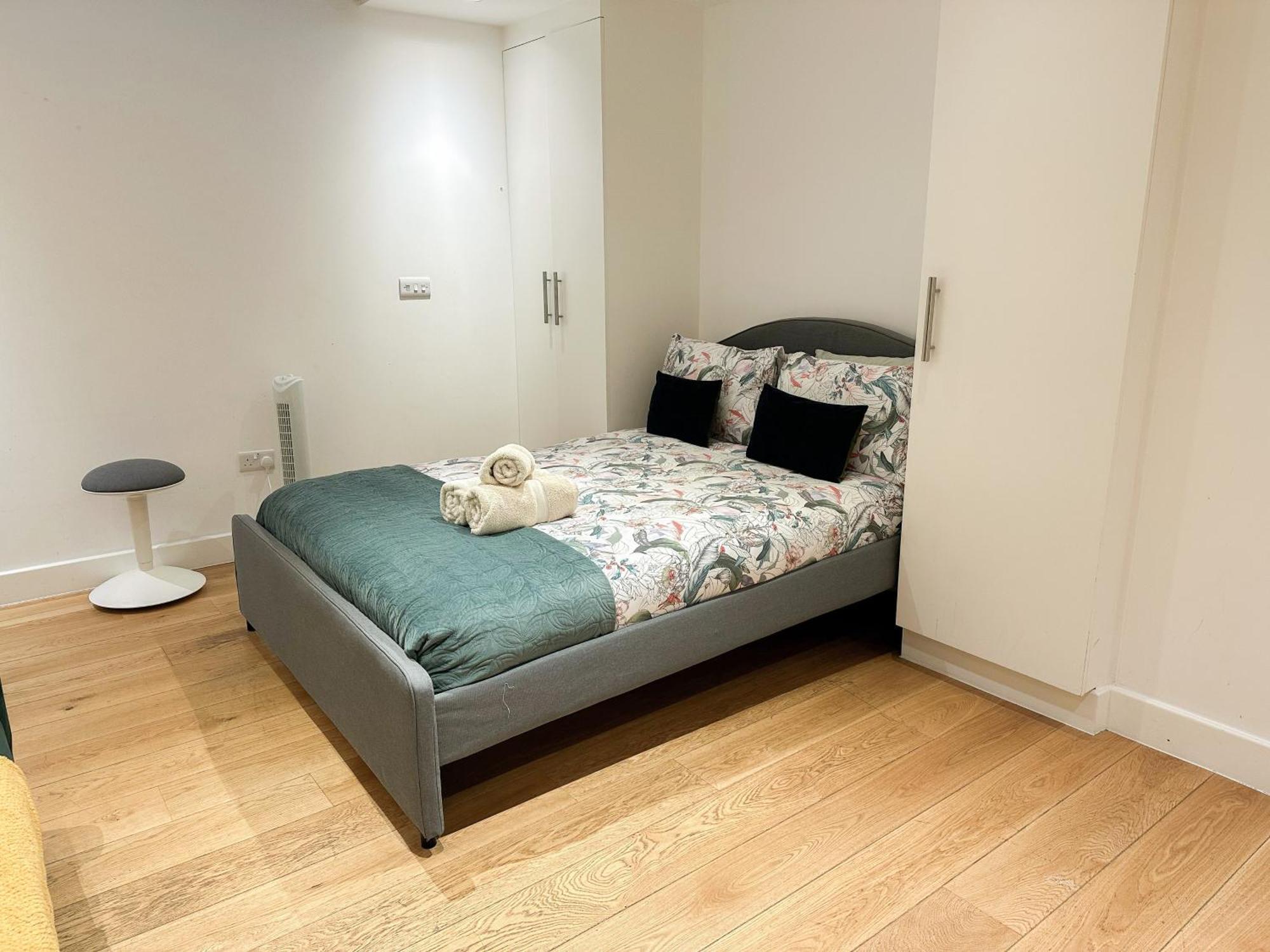 Chic 3 Bedroom Flat With Private Terrace In Holloway Near Finsbury Park Лондон Екстериор снимка