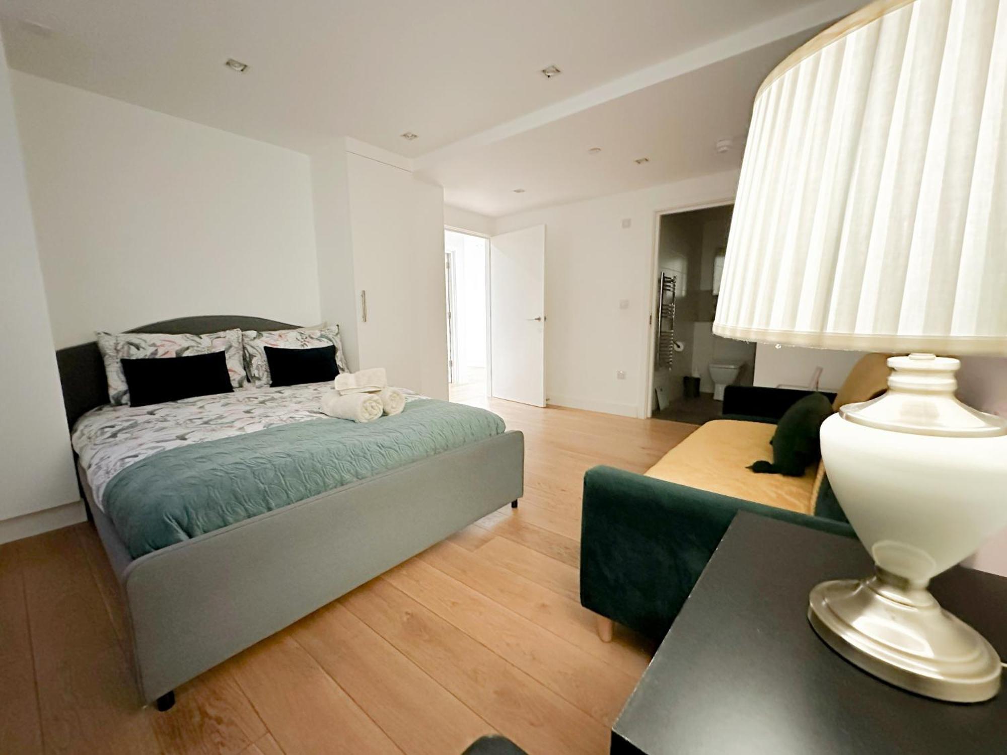 Chic 3 Bedroom Flat With Private Terrace In Holloway Near Finsbury Park Лондон Екстериор снимка