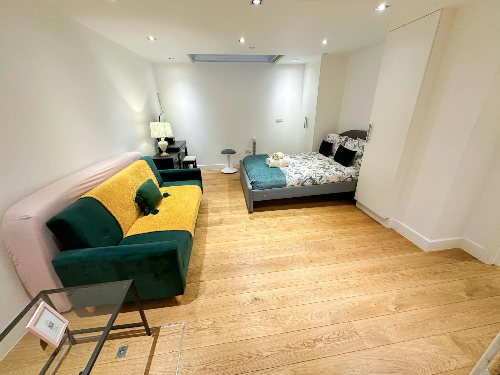 Chic 3 Bedroom Flat With Private Terrace In Holloway Near Finsbury Park Лондон Екстериор снимка