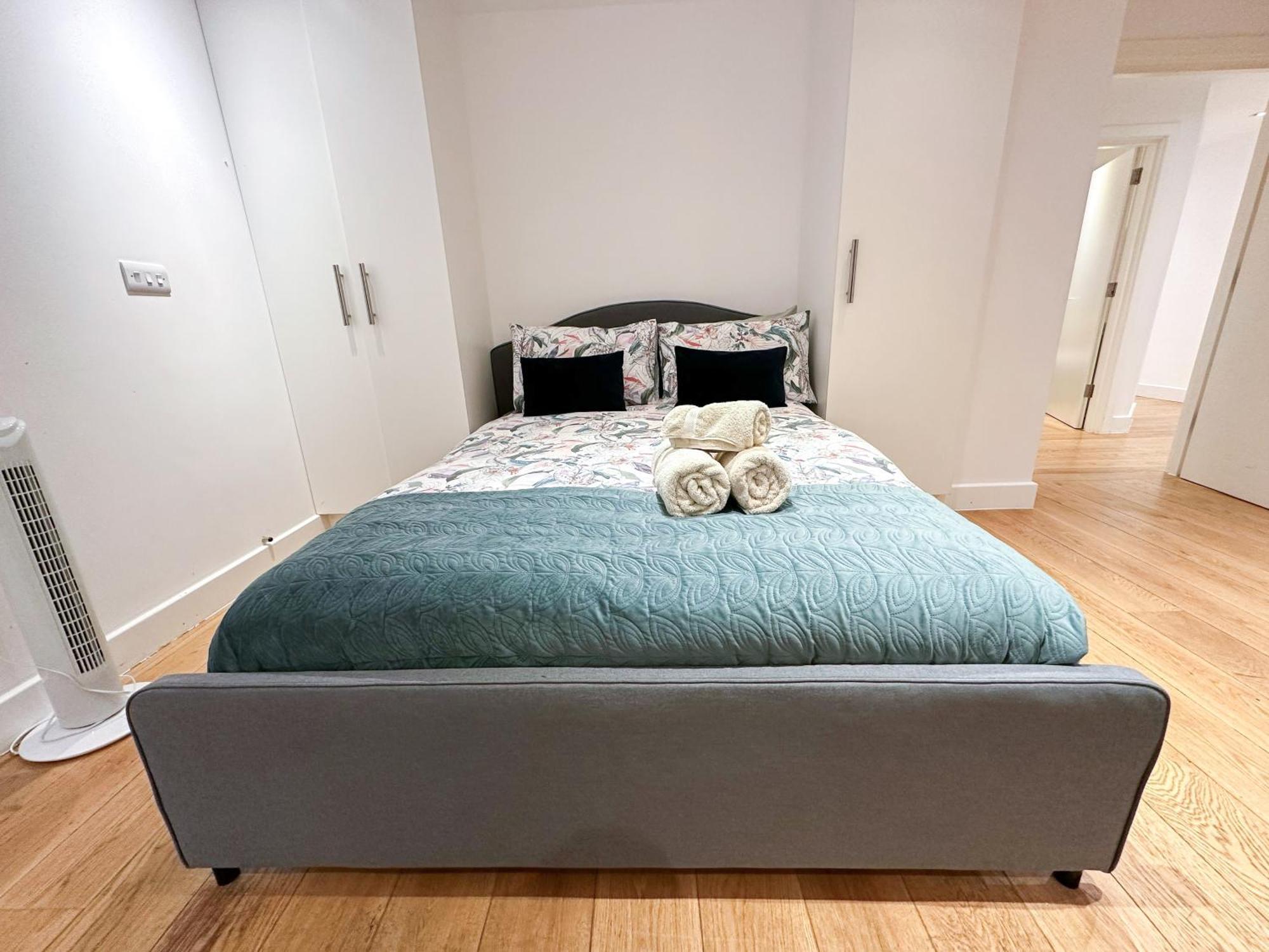 Chic 3 Bedroom Flat With Private Terrace In Holloway Near Finsbury Park Лондон Екстериор снимка