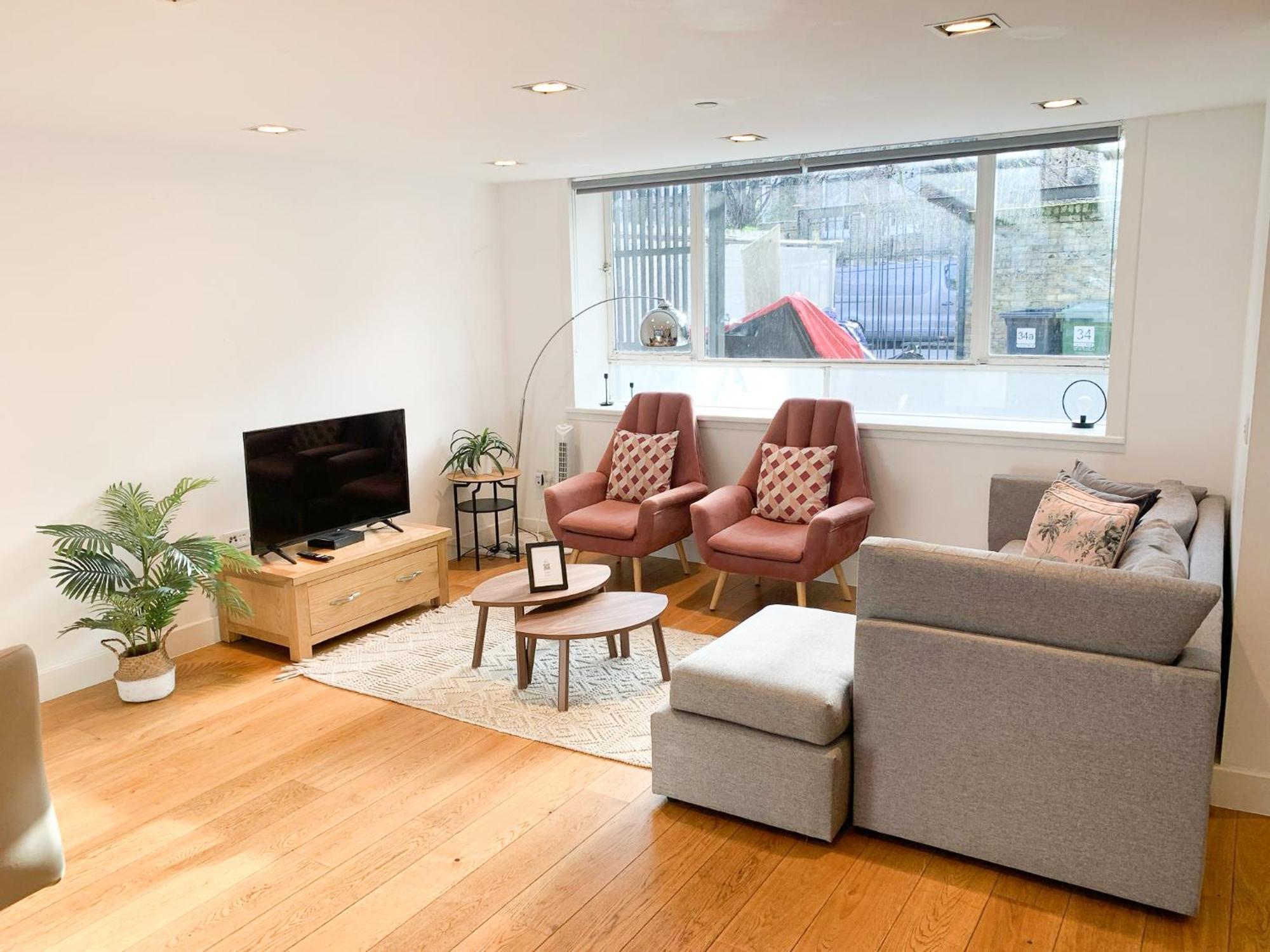 Chic 3 Bedroom Flat With Private Terrace In Holloway Near Finsbury Park Лондон Екстериор снимка