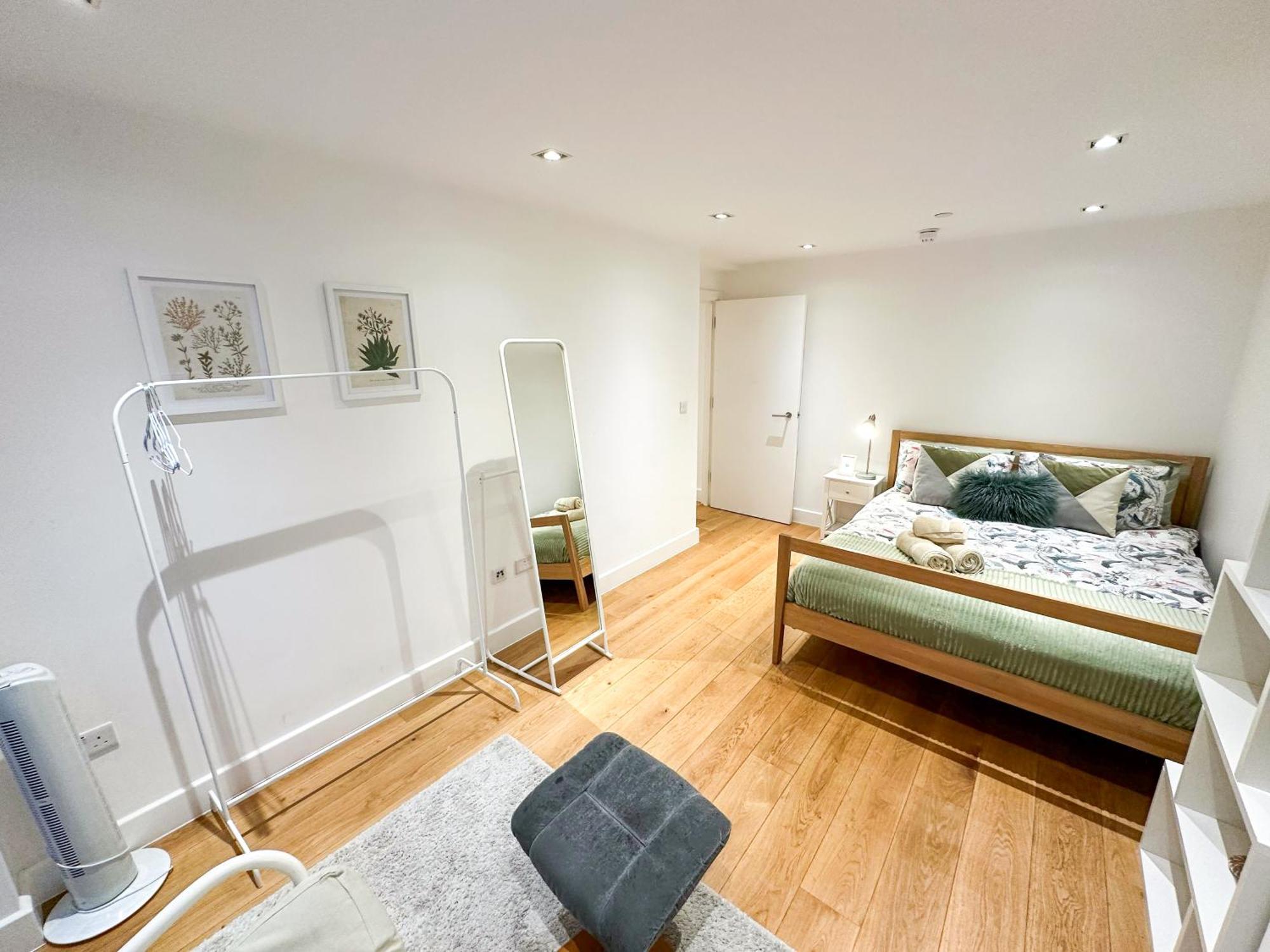 Chic 3 Bedroom Flat With Private Terrace In Holloway Near Finsbury Park Лондон Екстериор снимка