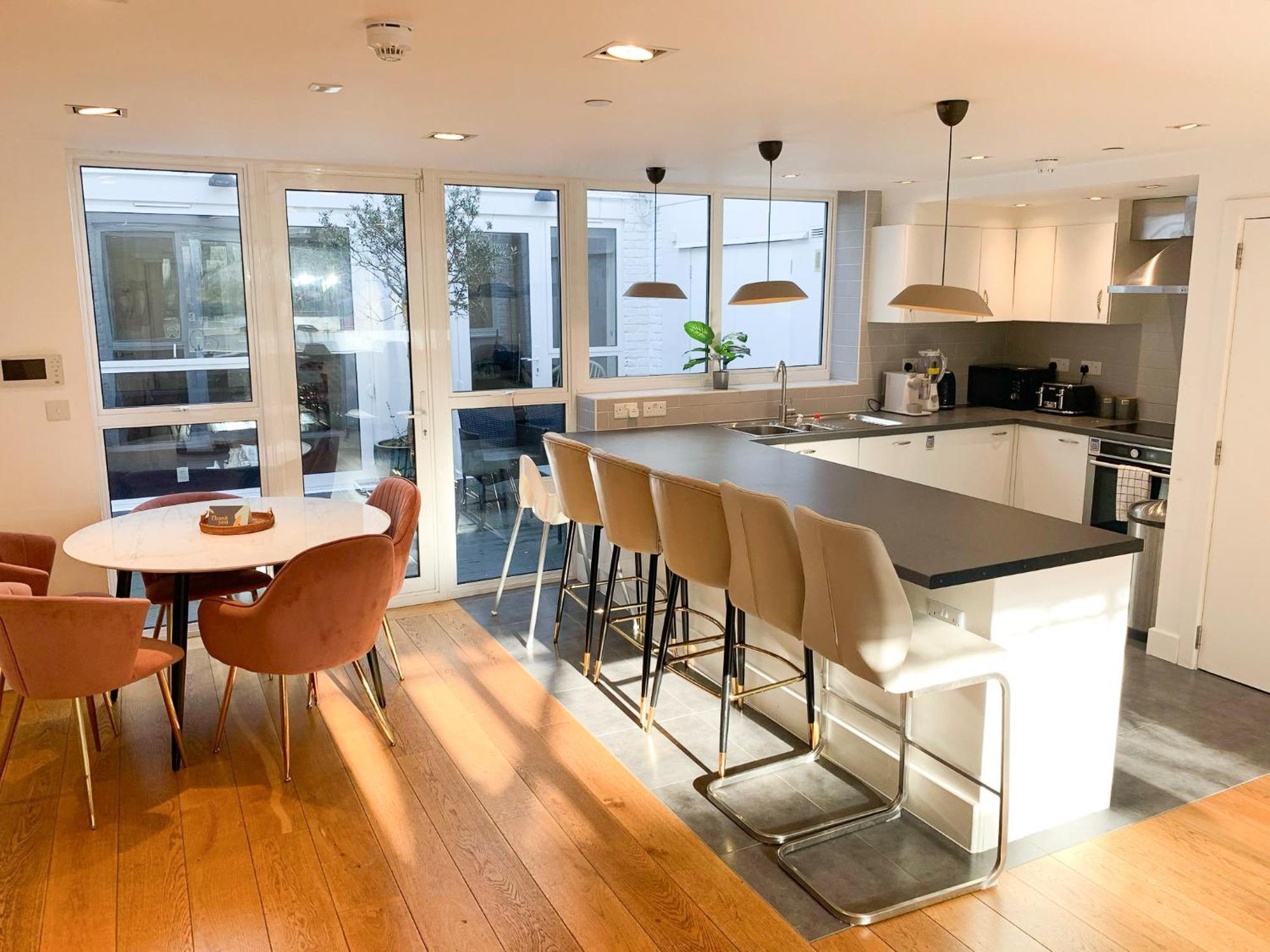 Chic 3 Bedroom Flat With Private Terrace In Holloway Near Finsbury Park Лондон Екстериор снимка