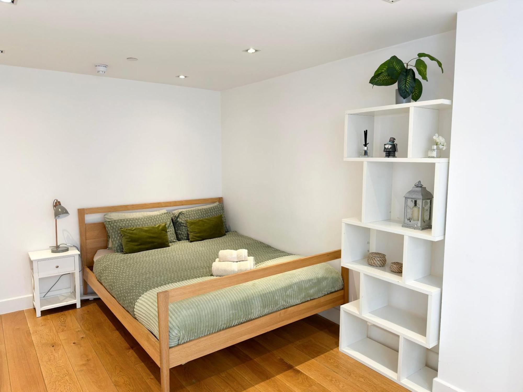Chic 3 Bedroom Flat With Private Terrace In Holloway Near Finsbury Park Лондон Екстериор снимка