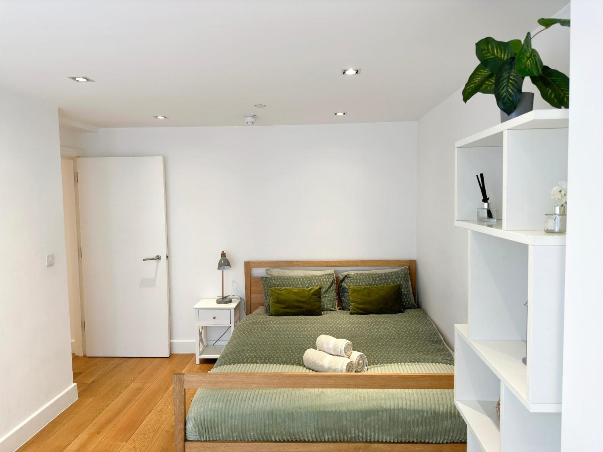Chic 3 Bedroom Flat With Private Terrace In Holloway Near Finsbury Park Лондон Екстериор снимка