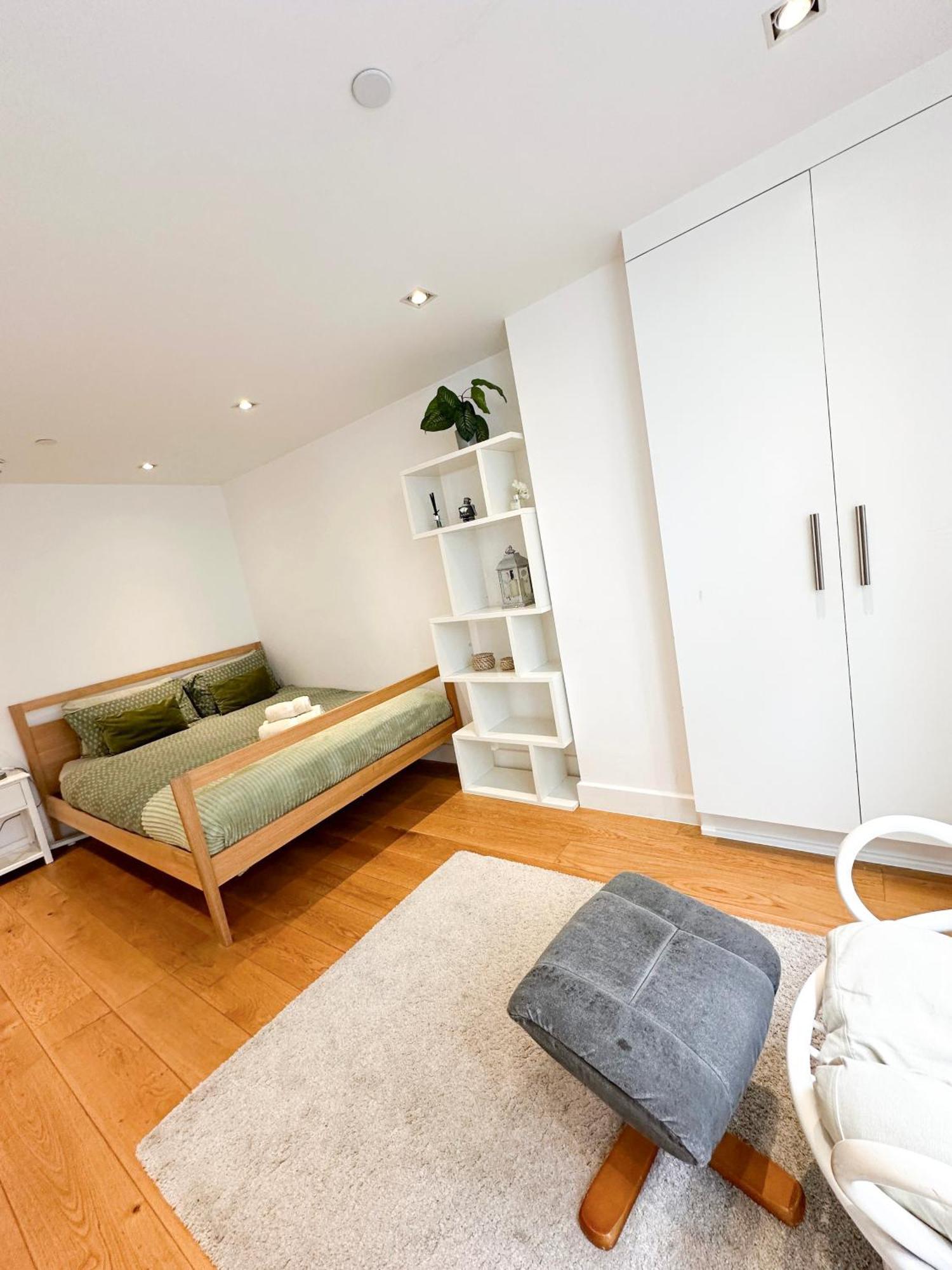 Chic 3 Bedroom Flat With Private Terrace In Holloway Near Finsbury Park Лондон Екстериор снимка