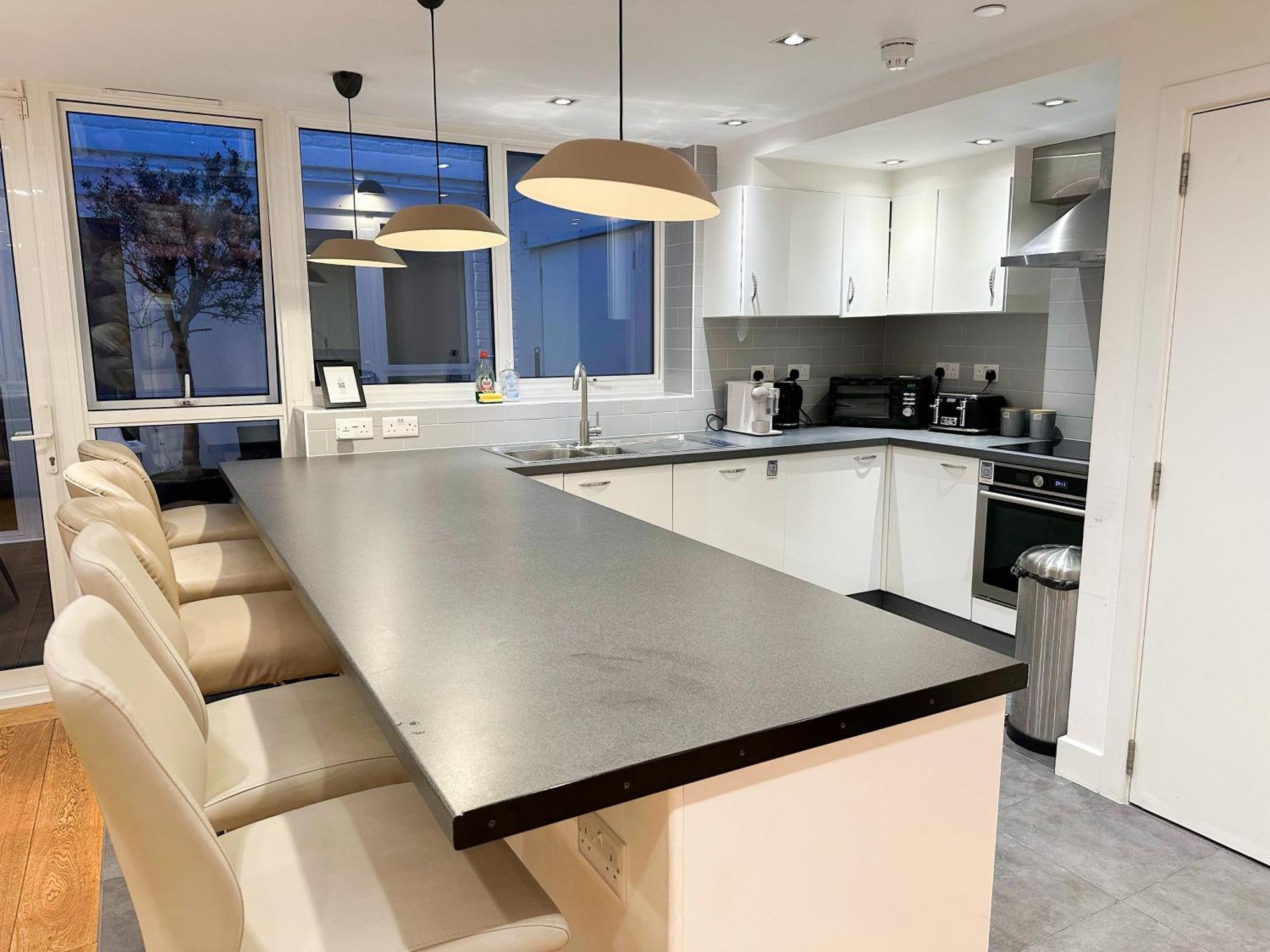 Chic 3 Bedroom Flat With Private Terrace In Holloway Near Finsbury Park Лондон Екстериор снимка