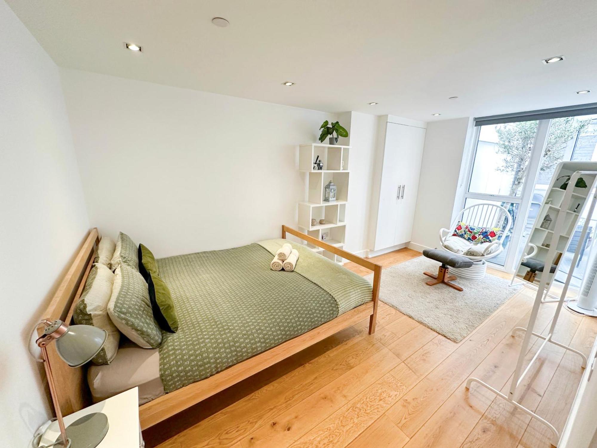 Chic 3 Bedroom Flat With Private Terrace In Holloway Near Finsbury Park Лондон Екстериор снимка