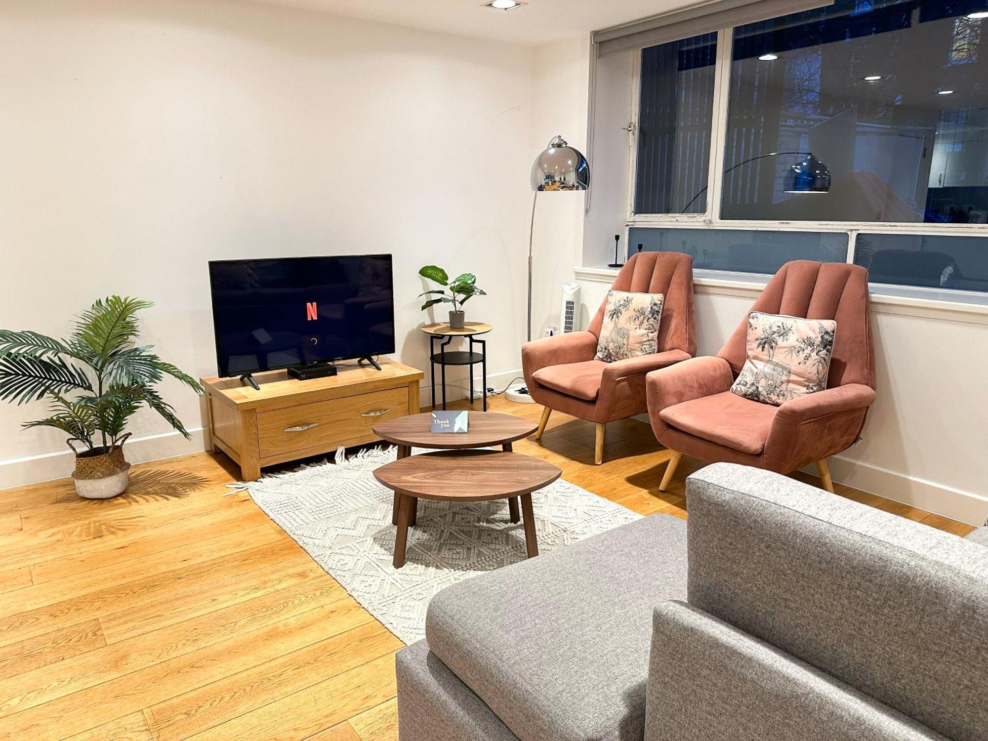 Chic 3 Bedroom Flat With Private Terrace In Holloway Near Finsbury Park Лондон Екстериор снимка