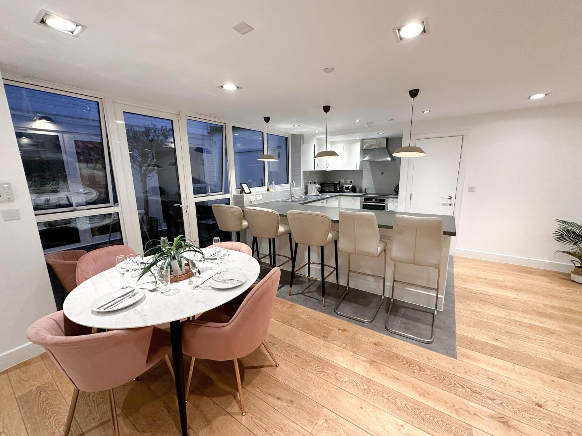 Chic 3 Bedroom Flat With Private Terrace In Holloway Near Finsbury Park Лондон Екстериор снимка