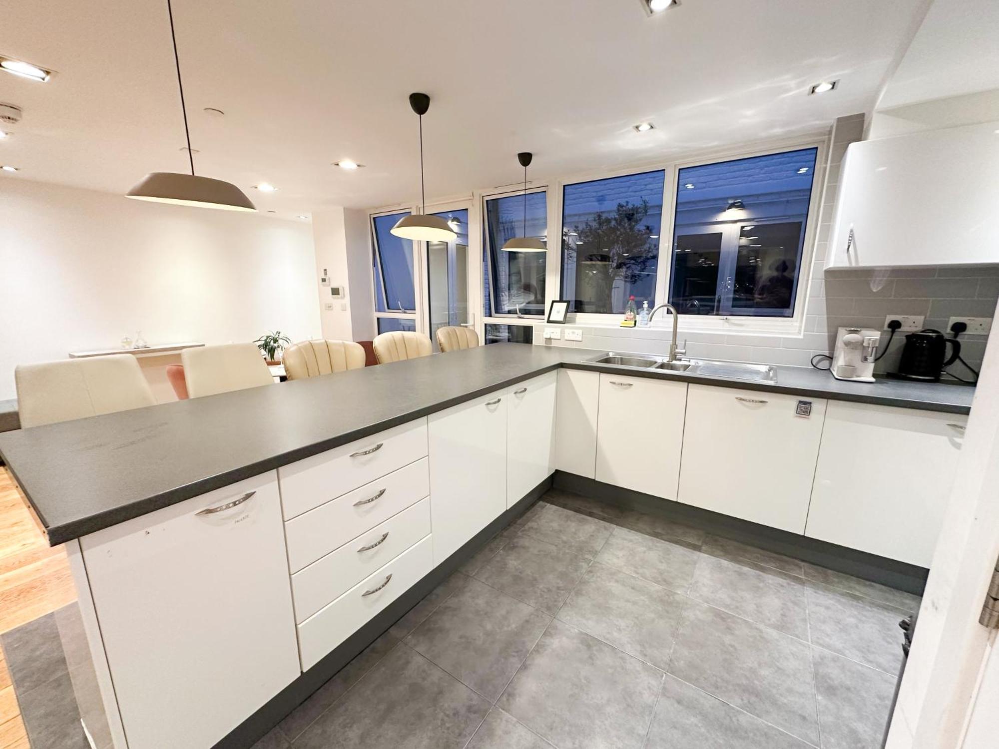 Chic 3 Bedroom Flat With Private Terrace In Holloway Near Finsbury Park Лондон Екстериор снимка