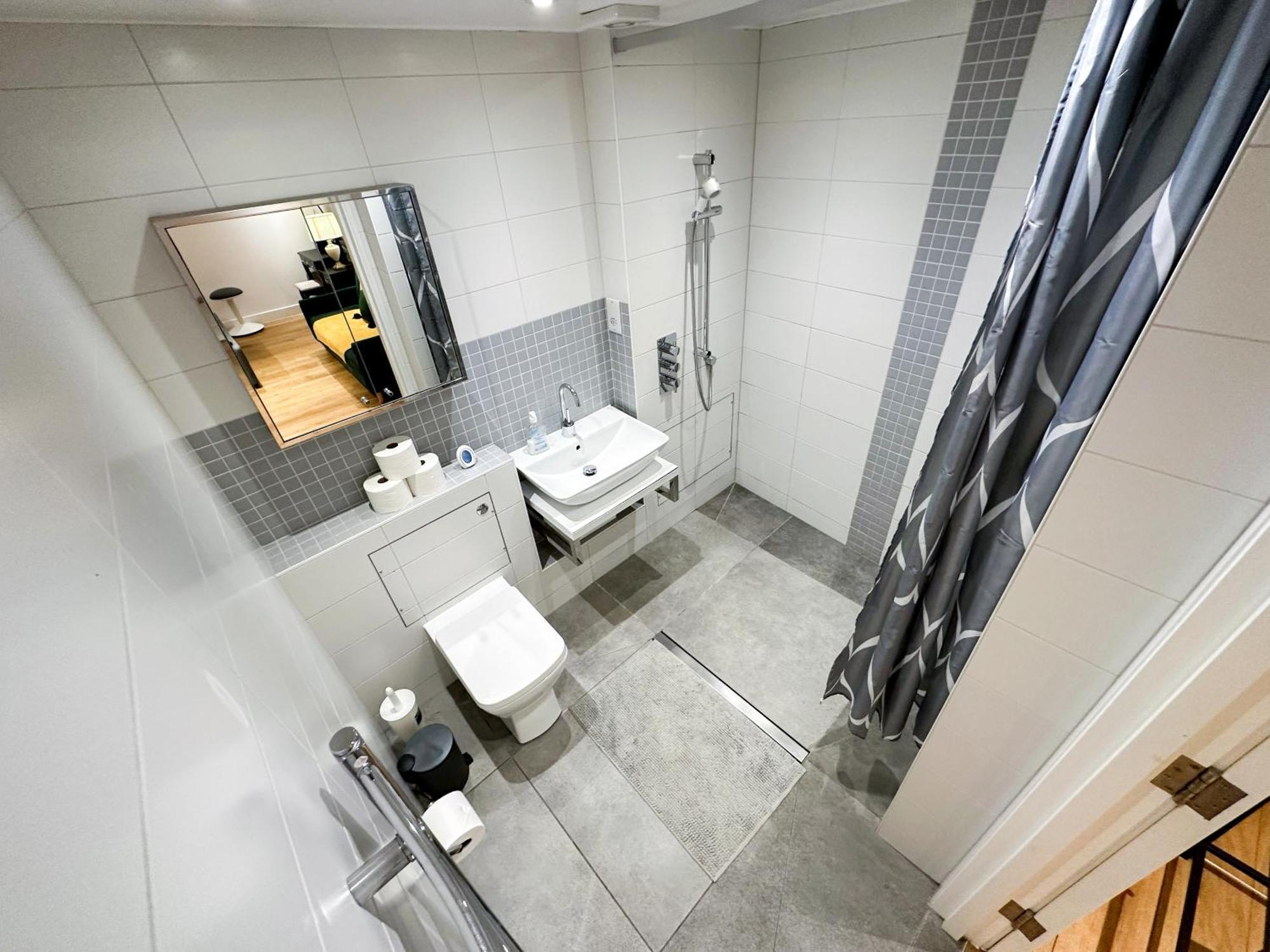 Chic 3 Bedroom Flat With Private Terrace In Holloway Near Finsbury Park Лондон Екстериор снимка